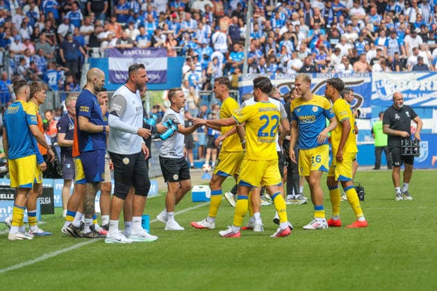 08.08.2026, xgox, Fussball - 2.Bundesliga 1.FC Magdeburg - Eintracht Braunschweig emspor, v.l. Trinkpause für beide Mannschaften nach 22 Minuten (DFL DFB REGULATIONS PROHIBIT ANY USE OF PHOTOGRAPHS as IMAGE SEQUENCES and or QUASI-VIDEO) Magdeburg *** August 8, 2026, xgox, Soccer 2. Bundesliga 1 FC Magdeburg vs. Eintracht Braunschweig emspor, from left: Water break for both teams after 22 minutes DFL DFB REGULATIONS PROHIBIT ANY USE OF PHOTOGRAPHS as IMAGE SEQUENCES and or QUASI-VIDEO Magdeburg