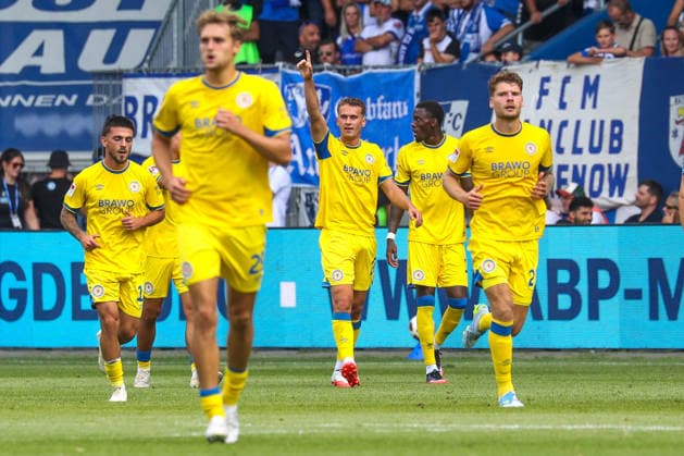 08.08.2026, xgox, Fussball - 2.Bundesliga 1.FC Magdeburg - Eintracht Braunschweig emspor, v.l. Jubel nach dem 0:3 durch Jan Urbich (Braunschweig, 27) (DFL DFB REGULATIONS PROHIBIT ANY USE OF PHOTOGRAPHS as IMAGE SEQUENCES and or QUASI-VIDEO) Magdeburg *** August 8, 2026, xgox, Soccer 2. Bundesliga: 1. FC Magdeburg vs. Eintracht Braunschweig (emspor), from left: Celebrations after Jan Urbich’s 0–3 goal for Braunschweig, 27 DFL and DFB regulations prohibit any use of photographs as image sequences and or quasi-video, Magdeburg
