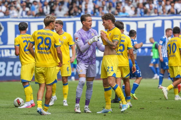 08.08.2026, xgox, Fussball - 2.Bundesliga 1.FC Magdeburg - Eintracht Braunschweig emspor, v.l. Ron Thorben Hoffmann (Braunschweig, 1) gibt Anweisungen, gestikuliert mit den Armen, gesticulate, gives instructions Kevin Ehlers (Braunschweig, 21) (DFL DFB REGULATIONS PROHIBIT ANY USE OF PHOTOGRAPHS as IMAGE SEQUENCES and or QUASI-VIDEO) Magdeburg *** August 8, 2026, xgox, Soccer 2. Bundesliga 1 FC Magdeburg vs. Eintracht Braunschweig emspor, from left: Ron Thorben Hoffmann (Braunschweig), 1 gives instructions, gesticulates with his arms, gesticulate, gives instructions Kevin Ehlers Braunschweig, 21 DFL DFB REGULATIONS PROHIBIT ANY USE OF PHOTOGRAPHS as IMAGE SEQUENCES and or QUASI-VIDEO Magdeburg