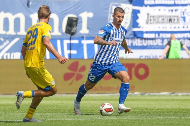 08.08.2026, xgox, Fussball - 2.Bundesliga 1.FC Magdeburg - Eintracht Braunschweig emspor, v.l. Mateusz Zukowski (Magdeburg, 22) am Ball, plays the ball (DFL DFB REGULATIONS PROHIBIT ANY USE OF PHOTOGRAPHS as IMAGE SEQUENCES and or QUASI-VIDEO) Magdeburg *** August 8, 2026, xgox, Soccer, 2. Bundesliga, 1. FC Magdeburg vs. Eintracht Braunschweig, emspor, from left: Mateusz Zukowski (Magdeburg), 22 on the ball, plays the ball DFL DFB REGULATIONS PROHIBIT ANY USE OF PHOTOGRAPHS as IMAGE SEQUENCES and or QUASI-VIDEO Magdeburg