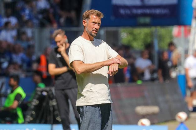 08.08.2026, xgox, Fussball - 2.Bundesliga 1.FC Magdeburg - Eintracht Braunschweig emspor, v.l. Lars Kornetka (Braunschweig, Trainer) schaut auf die Uhr (DFL DFB REGULATIONS PROHIBIT ANY USE OF PHOTOGRAPHS as IMAGE SEQUENCES and or QUASI-VIDEO) Magdeburg *** August 8, 2026, xgox, Soccer, 2. Bundesliga, 1. FC Magdeburg vs. Eintracht Braunschweig, emspor; from left: Lars Kornetka (Braunschweig); coach looks at his watch. DFL and DFB regulations prohibit any use of photographs as image sequences and or quasi-video. Magdeburg