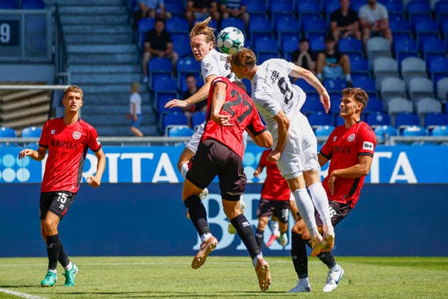 08.08.2026, xavx, Fussball 3.Liga, SV Wehen Wiesbaden - Preußen Münster v.l. Ryan Johansson (Preußen Münster), Jordy Gillekens (SV Wehen Wiesbaden), Joshua Mees (Preußen Münster) im Kopfballduell um den Ball. (DFL DFB REGULATIONS PROHIBIT ANY USE OF PHOTOGRAPHS as IMAGE SEQUENCES and or QUASI-VIDEO) Wiesbaden *** August 8, 2026, xavx, Soccer 3rd Division, SV Wehen Wiesbaden vs. Preußen Münster: Ryan Johansson (Preußen Münster), Jordy Gillekens (SV Wehen Wiesbaden), Joshua Mees of Preußen Münster in a header duel for the ball DFL DFB REGULATIONS PROHIBIT ANY USE OF PHOTOGRAPHS as IMAGE SEQUENCES and or QUASI-VIDEO Wiesbaden