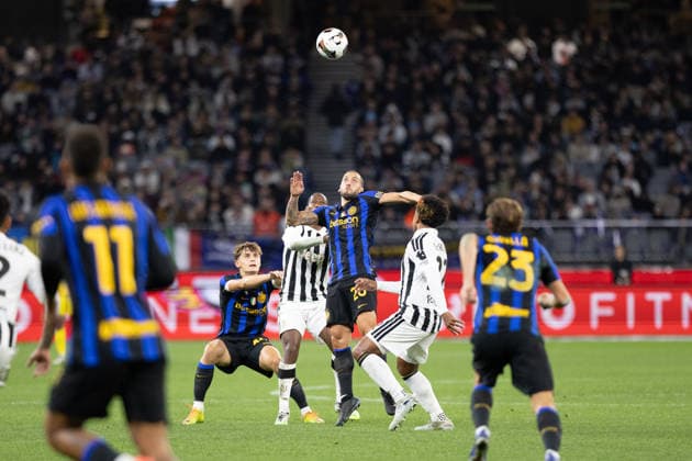SOCCER JUVENTUS INTER, Inters Haken Calhanoglu 20 header during challenge during the soccer exhibition match between Juventus and Inter Milan at Optus Stadium in Perth, Saturday, August, 8, 2026. ( NO ARCHIVING PERTH WESTERN AUSTRALIA AUSTRALIA  Copyright: xINGOxBURKHARDTx 20260808199598733797