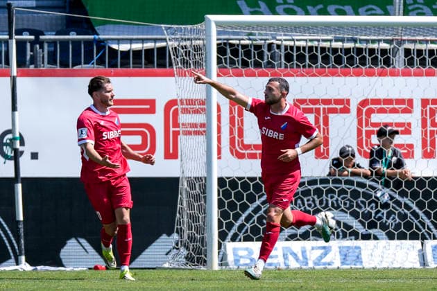 v.li.: Jahn Herrmann (Steinbach, 30), Torschütze Till Hausotter (Steinbach, 27), Spieler vom TSV Steinbach Haiger, jubeln über das Tor zum 0:1, Jubel, Torjubel, Torerfolg, celebrate the goal, goal, celebration, jubelt ueber das Tor, Freuen, Freude, freut sich, optimistisch, positiv, Spielszene, Highlight, Action, Aktion, 08.08.2026, Sandhausen (Deutschland), Fussball, Regionalliga Südwest, SV Sandhausen - TSV Steinbach Haiger *** From left: Jahn Herrmann Steinbach, 30, goal scorer Till Hausotter Steinbach, 27, and a player from TSV Steinbach Haiger, celebrate the goal that made the score 0–1, Celebration, goal celebration, goal scored, celebrating the goal, goal, celebration, celebrating the goal, joy, happiness, happy, optimistic, positive, game scene, highlight, action, 08 08 2026, Sandhausen, Germany, soccer, Regionalliga Südwest, SV Sandhausen, TSV Steinbach Haiger xozx