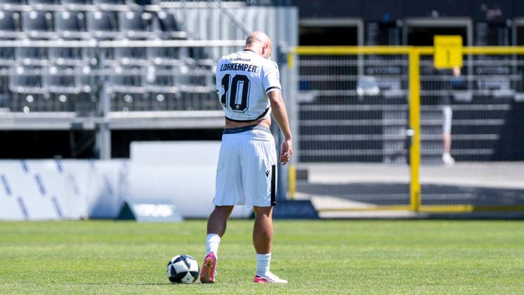 Felix Lohkemper (SVS, 10), Spieler vom SV Sandhausen (SVS), enttäuscht schauend, Enttäuschung, Frustration, disappointed, pessimistisch, nach dem Gegentor zum 0:1, Action, Aktion, Spielszene, 08.08.2026, Sandhausen (Deutschland), Fussball, Regionalliga Südwest, SV Sandhausen - TSV Steinbach Haiger *** Felix Lohkemper SVS, 10, player for SV Sandhausen SVS, looking disappointed, disappointment, frustration, pessimistic, after conceding the goal that made the score 0–1, action, play, game scene, August 8, 2026, Sandhausen, Germany, soccer, Regionalliga Südwest, SV Sandhausen vs. TSV Steinbach Haiger xozx