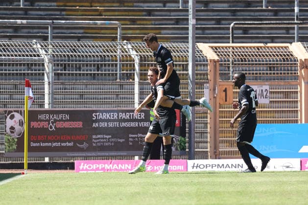 Torjubel um Etienne Frederic Feese (HIL) li. nach seinem Tor zum 0:1 Fussball Regionalliga West, 2. Spieltag, Sportfreunde Siegen - VfB 03 Hilden, am 08.08.2026 in Siegen Deutschland. *** Celebrations for Etienne Frederic Feese (HIL) after his goal to make it 0–1 in the Regionalliga West soccer match, Matchday 2, Sportfreunde Siegen vs. VfB 03 Hilden, on August 8, 2026, in Siegen, Germany