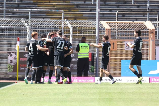 Torjubel um Etienne Frederic Feese (HIL) nach seinem Tor zum 0:1 Fussball Regionalliga West, 2. Spieltag, Sportfreunde Siegen - VfB 03 Hilden, am 08.08.2026 in Siegen Deutschland. *** Celebrations for Etienne Frederic Feese (HIL) after his goal to make it 0–1 in the Regionalliga West soccer match, Matchday 2, Sportfreunde Siegen vs. VfB 03 Hilden, on August 8, 2026, in Siegen, Germany
