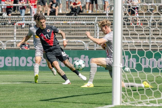 Leopold Wurm (SSV Jahn Regensburg, 37) blockt den Schuss von Niklas Castelle (Viktoria Koeln, 44). FC Viktoria Koeln vs. SSV Jahn Regensburg, Fussball, 3. Liga, 01. Spieltag, Saison 2026 2027, 08.08.2026 DFL DFB Regulations prohibit any use of Photographs as image sequences and or Quasivideo FC Viktoria Koeln vs. SSV Jahn Regensburg, Fussball, 3. Liga, 01. Spieltag, Saison 2026 2027, 08.08.2026 Koeln *** Leopold Wurm (SSV Jahn Regensburg, 37) blocks a shot by Niklas Castelle (Viktoria Cologne, 44) – FC Viktoria Cologne vs. SSV Jahn Regensburg, Soccer, 3. Liga, Matchday 1, 2026–2027 season, August 8, 2026 DFL DFB regulations prohibit any use of photographs as image sequences and or quasi-video FC Viktoria Cologne vs. SSV Jahn Regensburg, soccer, 3rd Division, Matchday 1, 2026–2027 season, August 8, 2026, Cologne Copyright: xEibner-Pressefoto ThomasxHaeslerx EP_THR