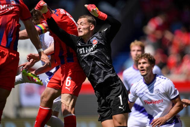 Fußball, 2. Bundesliga, 20260808, 1. FC Heidenheim - VfL Osnabrück. Im Bild v.l. Patrick MAINKA (Heidenheim, 6), Torwart Frank FELLER (Heidenheim, 1) Zusammanprall. Heidenheim Voith-Arena Baden-Württemberg Deutschland *** Soccer, 2. Bundesliga, 20260808, 1 FC Heidenheim vs. VfL Osnabrück. Pictured, from left: Patrick MAINKA (Heidenheim, 6), goalkeeper Frank FELLER (Heidenheim, 1). Collision at the Heidenheim Voith Arena in Baden-Württemberg, Germany Copyright: Passion2Press MarkusxFischerx