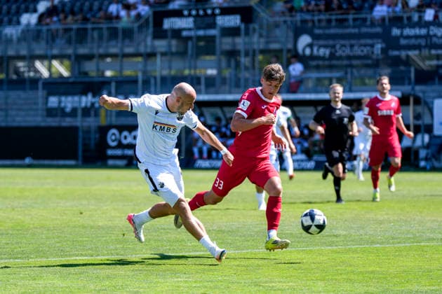 v.li.: Felix Lohkemper (SVS, 10), Max Lippert (Steinbach, 33), Zweikampf, Spielszene, Duell, duel, tackle, tackling, Dynamik, Action, Aktion, 08.08.2026, Sandhausen (Deutschland), Fussball, Regionalliga Südwest, SV Sandhausen - TSV Steinbach Haiger *** v li Felix Lohkemper SVS, 10, Max Lippert Steinbach, 33, tackle, game scene, duel, tackle, tackling, dynamism, action, 08 08 2026, Sandhausen, Germany, soccer, Regionalliga Southwest, SV Sandhausen vs. TSV Steinbach Haiger xozx
