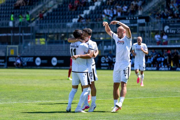 v.li.: Mert Tasdelen (SVS, 11), Torschütze Arianit Ferati (SVS, 47), Felix Lohkemper (SVS, 10), Spieler vom SV Sandhausen (SVS), jubeln über das Tor zum 1:1, Jubel, Torjubel, Torerfolg, celebrate the goal, goal, celebration, jubelt ueber das Tor, Freuen, Freude, freut sich, optimistisch, positiv, Spielszene, Highlight, Action, Aktion, 08.08.2026, Sandhausen (Deutschland), Fussball, Regionalliga Südwest, SV Sandhausen - TSV Steinbach Haiger *** From left: Mert Tasdelen (SVS), 11; goal scorer Arianit Ferati (SVS), 47; Felix Lohkemper (SVS), 10; players from SV Sandhausen (SVS) celebrate the goal that tied the score at 1–1, Celebration, goal celebration, goal scored, celebrating the goal, goal, celebration, celebrating the goal, joy, happiness, happy, optimistic, positive, game scene, highlight, action, 08 08 2026, Sandhausen, Germany, soccer, Regionalliga Southwest, SV Sandhausen vs. TSV Steinbach Haiger xozx