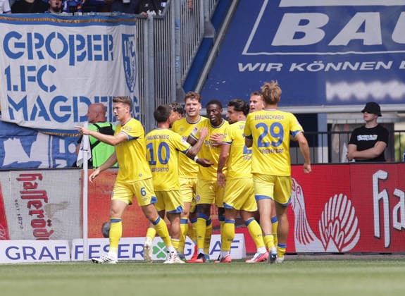 Torjubel Braunschweig Fussball, Herren, Saison 2026 2027 2.BL, Avnet Arena, 1.Spieltag, 1.FC Magdeburg gegen Eintracht Braunschweig DFL REGULATIONS PROHIBIT ANY USE OF PHOTOGRAPHS AS IMAGE SEQUENCES AND OR QUASI-VIDEO. *** Goal Celebration: Braunschweig Soccer, Men s, 2026–2027 Season, 2. Bundesliga, Avnet Arena, Matchday 1, 1 FC Magdeburg vs. Eintracht Braunschweig. DFL regulations prohibit any use of photographs as image sequences and or quasi-video.