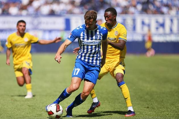 Magdeburg, Sachsen-Anhalt, Deutschland, 08.08.2026: Avnet Arena: 1. Spieltag, Saison 2026 27, 2. Fußball-Bundesliga: 1. FC Magdeburg - Eintracht Braunschweig: Alexander Nollenberger (17, 1. FC Magdeburg) und Aaron Opoku (17, Eintracht Braunschweig) im Zweikampf *** Magdeburg, Saxony-Anhalt, Germany, August 8, 2026, Avnet Arena, Matchday 1, 2026–27 Season, 2. Bundesliga, 1. FC Magdeburg vs. Eintracht Braunschweig, Alexander Nollenberger 17, 1 FC Magdeburg and Aaron Opoku 17, Eintracht Braunschweig, in a tackle Copyright: xdtsxNachrichtenagenturx dts_129607