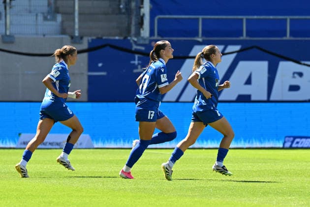Fußball I Frauen I Saison 2026-2027 I Bundesliga I 2. Spieltag I FC Carl Zeiss Jena - SGS Essen I 08.08.2026 Rieke Tietz (17, FC Carl Zeiss Jena) (M.) hat mit ihren Mannschaftskameradinnen das Trikot gewechselt Jena Ernst-Abbe-Sportfeld, ad hoc Arena Thüringen Deutschland *** Soccer I Women I 2026–2027 Season I Bundesliga I Matchday 2 I FC Carl Zeiss Jena vs. SGS Essen I August 8, 2026 Rieke Tietz 17, FC Carl Zeiss Jena’s M swapped jerseys with her teammates at the Ernst Abbe Sportfeld in Jena, ad hoc Arena, Thuringia, Germany Copyright: xLobeca InesxHähnelx