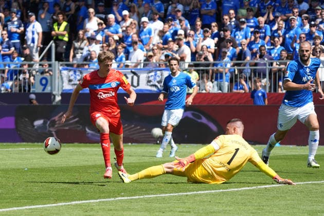 Torwart Marcel Schuhen (SV Darmstadt 98) stoppt den Alleingang von Alexander Bernhardsson (Holstein Kiel) - 08.08.2026 2. Bundesliga, Saison 26 27: SV Darmstadt 98 vs. Holstein Kiel, Stadion am Boellenfalltor, 1. Spieltag, emonline, emspor, *** SV Darmstadt 98 goalkeeper Marcel Schuhen stops a solo run by Alexander Bernhardsson of Holstein Kiel 08 08 2026 2. Bundesliga, Season 26-27 SV Darmstadt 98 vs. Holstein Kiel, Stadion am Boellenfalltor, Matchday 1, emonline, emspor,