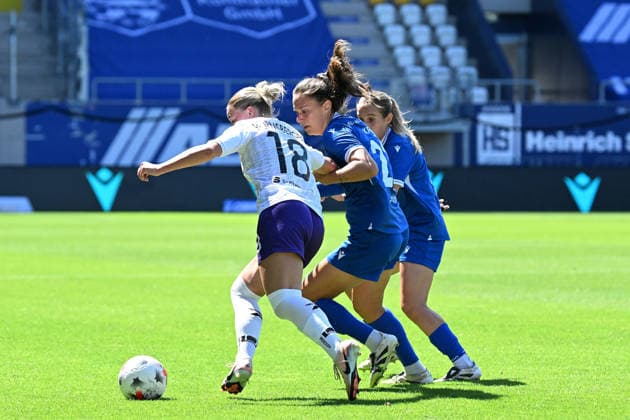 Fußball I Frauen I Saison 2026-2027 I Bundesliga I 2. Spieltag I FC Carl Zeiss Jena - SGS Essen I 08.08.2026 Zweikampf Anna Mari Wirnsberger (18, SGS Essen) gegen Valentina Kröll (22, FC Carl Zeiss Jena) Jena Ernst-Abbe-Sportfeld, ad hoc Arena Thüringen Deutschland *** Soccer I Women s I 2026–2027 Season I Bundesliga I Matchday 2 I FC Carl Zeiss Jena vs. SGS Essen I August 8, 2026: A tackle between Anna Mari Wirnsberger (18), SGS Essen, and Valentina Kröll (22), FC Carl Zeiss Jena, Ernst Abbe Sportfeld, ad hoc Arena, Thuringia, Germany Copyright: xLobeca InesxHähnelx
