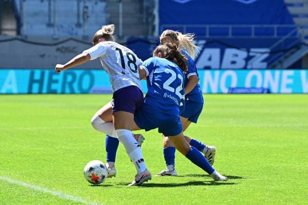 Fußball I Frauen I Saison 2026-2027 I Bundesliga I 2. Spieltag I FC Carl Zeiss Jena - SGS Essen I 08.08.2026 Zweikampf Anna Mari Wirnsberger (18, SGS Essen) gegen Valentina Kröll (22, FC Carl Zeiss Jena) Jena Ernst-Abbe-Sportfeld, ad hoc Arena Thüringen Deutschland *** Soccer I Women s I 2026–2027 Season I Bundesliga I Matchday 2 I FC Carl Zeiss Jena vs. SGS Essen I August 8, 2026: A tackle between Anna Mari Wirnsberger (18), SGS Essen, and Valentina Kröll (22), FC Carl Zeiss Jena, Ernst Abbe Sportfeld, ad hoc Arena, Thuringia, Germany Copyright: xLobeca InesxHähnelx