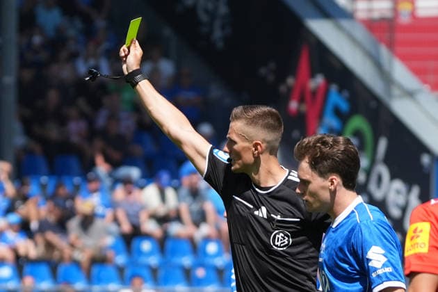 Schiedsrichter Felix Bickel zeigt gelb - 08.08.2026 2. Bundesliga, Saison 26 27: SV Darmstadt 98 vs. Holstein Kiel, Stadion am Boellenfalltor, 1. Spieltag, emonline, emspor, *** Referee Felix Bickel shows a yellow card 08 08 2026 2. Bundesliga, Season 26-27 SV Darmstadt 98 vs. Holstein Kiel, Stadion am Boellenfalltor, Matchday 1, emonline, emspor,