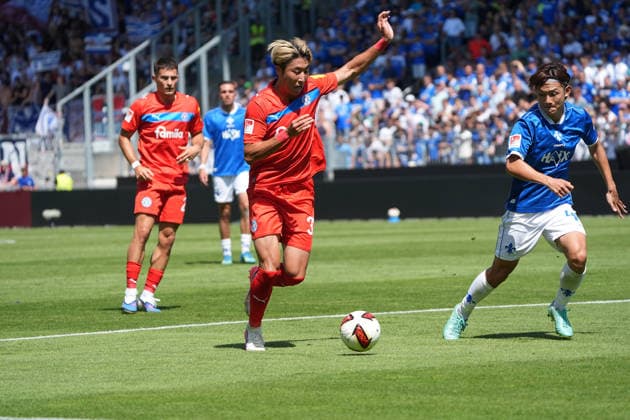 Hiroki Sekine (Holstein Kiel) gegen Yosuke Furukawa (SV Darmstadt 98) - 08.08.2026 2. Bundesliga, Saison 26 27: SV Darmstadt 98 vs. Holstein Kiel, Stadion am Boellenfalltor, 1. Spieltag, emonline, emspor, *** Hiroki Sekine (Holstein Kiel) vs. Yosuke Furukawa (SV Darmstadt 98) August 8, 2026 2. Bundesliga, Season 26–27 SV Darmstadt 98 vs. Holstein Kiel, Stadion am Boellenfalltor, Matchday 1, emonline, emspor,