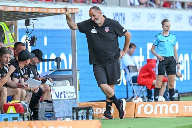 Trainer Frank Schmidt (1. FC Heidenheim 1846) Schaut waehrend des spiels der 2. Bundesliga zwischen 1. FC Heidenheim und VfL Osnabrueck, Voith-Arena am 08. August 2026 in Heidenheim an der Brenz, Deutschland. (Foto von Harry Langer DeFodi Images) +++ Trainer Frank Schmidt (1. FC Heidenheim 1846) Looks on during the 2nd Bundesliga match between 1. FC Heidenheim and VfL Osnabrueck at Voith-Arena on August 8, 2026 in Heidenheim an der Brenz, Germany. (Photo by Harry Langer DeFodi Images) DFB DFL REGULATIONS PROHIBIT ANY USE OF PHOTOGRAPHS AS IMAGE SEQUENCES AND OR QUASI-VIDEO. (Photo by Harry Langer DeFodi Images) DFB DFL REGULATIONS PROHIBIT ANY USE OF PHOTOGRAPHS AS IMAGE SEQUENCES AND OR QUASI-VIDEO. - *** Coach Frank Schmidt of 1 FC Heidenheim 1846 watches during the 2. Bundesliga match between 1 FC Heidenheim and VfL Osnabrück at the Voith Arena on August 8, 2026, in Heidenheim an der Brenz, Germany Photo by Harry Langer DeFodi Images Coach Frank Schmidt of 1 FC Heidenheim 1846 looks on during the 2nd Bundesliga match between 1 FC Heidenheim and VfL Osnabrück at Voith Arena on August 8, 2026, in Heidenheim an der Brenz, Germany. Photo by Harry Langer, DeFodi Images. DFB and DFL regulations prohibit any use of photographs as image sequences and or quasi-video. Photo by Harry Langer, DeFodi Images. DFB and DFL regulations prohibit any use of photographs as imSEQUENCES AND OR QUASI-VIDEO