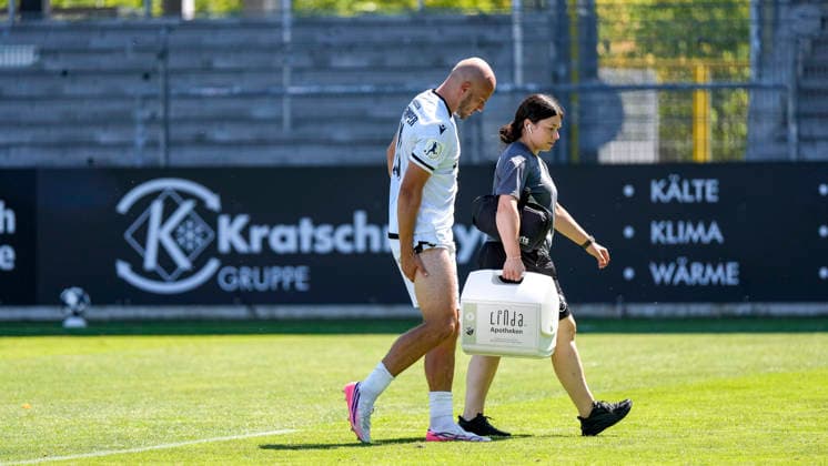 Felix Lohkemper (SVS, 10) hat sich verletzt und muss ausgewechselt werden, Ines Bechtel (Physiotherapeutin, SV Sandhausen) begleitet ihn vom Platz, verletzt, Verletzung, Verletzungspause, Action, Aktion, Spielszene, 08.08.2026, Sandhausen (Deutschland), Fussball, Regionalliga Südwest, SV Sandhausen - TSV Steinbach Haiger *** Felix Lohkemper (SVS, 10) has been injured and must be substituted; Ines Bechtel, a physical therapist with SV Sandhausen, accompanies him off the field; injured, injury, time out due to injury, action, play, game scene, August 8, 2026, Sandhausen, Germany, soccer, Regionalliga Südwest, SV Sandhausen vs. TSV Steinbach Haiger xozx