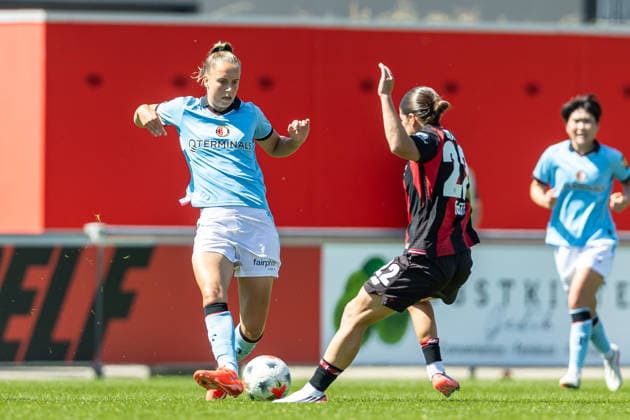 Torwaerterin Claire Dinkla (Feyenoord Rotterdam) und Ruby Grant (Bayer 04 Leverkusen) im Zweikampf waehrend des Freundschaftsspiels zwischen Bayer 04 Leverkusen Frauen und Feyenoord Rotterdam Frauen, Ulrich-Haberland-Stadion am 08. August 2026 in Leverkusen, Deutschland. (Foto von Mario Hommes DeFodi Images) +++ Torwaerterin Claire Dinkla (Feyenoord Rotterdam) und Ruby Grant (Bayer 04 Leverkusen) battle for the ball during the Pre-Season Friendly match between Bayer 04 Leverkusen Women and Feyenoord Rotterdam Women at Ulrich-Haberland-Stadion on August 8, 2026 in Leverkusen, Germany. (Photo by Mario Hommes DeFodi Images) - *** Goalkeepers Claire Dinkla of Feyenoord Rotterdam and Ruby Grant of Bayer 04 Leverkusen battle for the ball during the preseason friendly match between the Bayer 04 Leverkusen Women and the Feyenoord Rotterdam Women at Ulrich Haberland Stadium on August 8, 2026, in Leverkusen, Germany. Photo by Mario Hommes, DeFodi Images. Goalkeeper Claire Dinkla of Feyenoord Rotterdam and Ruby Grant of Bayer 04 Leverkusen battle for the ball during the preseason friendly match between the Bayer 04 Leverkusen Women’s team and the Feyenoord Rotterdam Women’s team at Ulrich Haberland Stadium on August 8, 2026 in Leverkusen, Germany. Photo by Mario Hommes, DeFodi Images