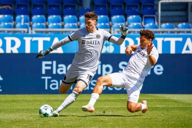 08.08.2026, xavx, Fussball 3.Liga, SV Wehen Wiesbaden - Preußen Münster v.l. Torwart Florian Stritzel (SV Wehen Wiesbaden) mit dem Ballverlust gegen Montell Ndikom (Preußen Münster) vor dem Tor zum 0:1 (DFL DFB REGULATIONS PROHIBIT ANY USE OF PHOTOGRAPHS as IMAGE SEQUENCES and or QUASI-VIDEO) Wiesbaden *** August 8, 2026, xavx, Soccer 3rd Division, SV Wehen Wiesbaden vs. Preußen Münster; from left: goalkeeper Florian Stritzel of SV Wehen Wiesbaden loses possession to Montell Ndikom of Preußen Münster in front of the goal, resulting in the 0–1 score. DFL and DFB regulations prohibit any use of photographs as image sequences and or quasi-video contentEO Wiesbaden