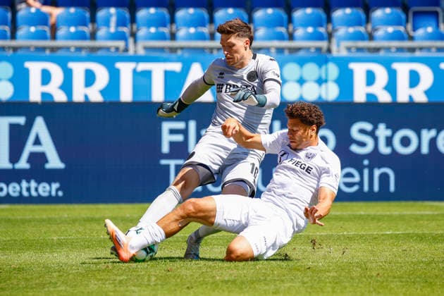 08.08.2026, xavx, Fussball 3.Liga, SV Wehen Wiesbaden - Preußen Münster v.l. Torwart Florian Stritzel (SV Wehen Wiesbaden) mit dem Ballverlust gegen Montell Ndikom (Preußen Münster) vor dem Tor zum 0:1 (DFL DFB REGULATIONS PROHIBIT ANY USE OF PHOTOGRAPHS as IMAGE SEQUENCES and or QUASI-VIDEO) Wiesbaden *** August 8, 2026, xavx, Soccer 3rd Division, SV Wehen Wiesbaden vs. Preußen Münster; from left: goalkeeper Florian Stritzel of SV Wehen Wiesbaden loses possession to Montell Ndikom of Preußen Münster in front of the goal, resulting in the 0–1 score. DFL and DFB regulations prohibit any use of photographs as image sequences and or quasi-video contentEO Wiesbaden