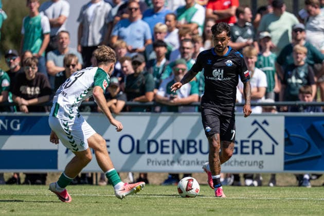 08.08.2026, GER Deutschland, Fussball, Saison 2026 2027, Bundesliga, Testspiel: Werder Bremen vs SC Paderborn Zweikampf zwischen Oliver Batista Meier (SC Paderborn 07, 7) und Mick Schmetgens (SV Werder Bremen, 33) Vechta Sportanlage VfL Oythe Niedersachsen Deutschland *** August 8, 2026, GER Germany, Soccer, 2026–2027 Season, Bundesliga, Friendly Match: Werder Bremen vs. SC Paderborn, Tackle between Oliver Batista Meier (SC Paderborn 07, No. 7) and Mick Schmetgens (SV Werder Bremen, No. 33), Vechta Sports Complex, VfL Oythe, Lower Saxony, Germany Copyright: xnordphotoxGmbHx xSchulzex
