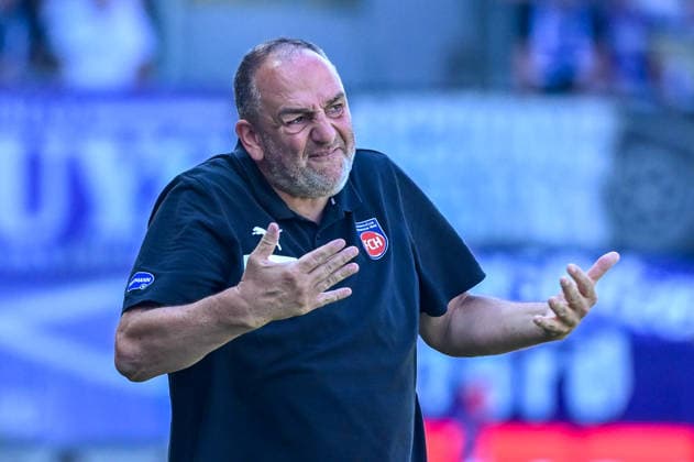 08.08.2026, xemx, Fussball 2.Bundesliga, 1.FC Heidenheim - VfL Osnabrück v.l. Cheftrainer Frank Schmidt (1.FC Heidenheim) gibt Anweisungen, gestikuliert mit den Armen, gesticulate, gives instructions (DFL DFB REGULATIONS PROHIBIT ANY USE OF PHOTOGRAPHS as IMAGE SEQUENCES and or QUASI-VIDEO) Heidenheim *** August 8, 2026, xemx, Soccer 2. Bundesliga, 1. FC Heidenheim vs. VfL Osnabrück: Head Coach Frank Schmidt of 1. FC Heidenheim gives instructions, gesturing with his arms, gesticulate, gives instructions DFL DFB REGULATIONS PROHIBIT ANY USE OF PHOTOGRAPHS as IMAGE SEQUENCES and or QUASI-VIDEO Heidenheim