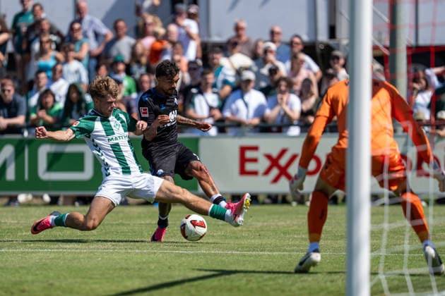 08.08.2026, GER Deutschland, Fussball, Saison 2026 2027, Bundesliga, Testspiel: Werder Bremen vs SC Paderborn Zweikampf zwischen Oliver Batista Meier (SC Paderborn 07, 7) und Mick Schmetgens (SV Werder Bremen, 33) Karl Hein (SV Werder Bremen, 1) Vechta Sportanlage VfL Oythe Niedersachsen Deutschland *** August 8, 2026, GER Germany, Soccer, 2026–2027 Season, Bundesliga, Friendly Match: Werder Bremen vs. SC Paderborn, Tackle between Oliver Batista Meier (SC Paderborn 07, No. 7) and Mick Schmetgens (SV Werder Bremen, No. 33), Karl Hein (SV Werder Bremen, No. 1), VfL Oythe Sports Complex, Vechta, Lower Saxony, Germany Copyright: xnordphotoxGmbHx xSchulzex