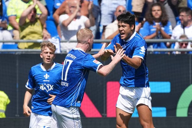 celebrate the goal, Torjubel zum 1:2 Ho-Jae Lee (SV Darmstadt 98) mit Kai Klefisch (SV Darmstadt 98) - 08.08.2026 2. Bundesliga, Saison 26 27: SV Darmstadt 98 vs. Holstein Kiel, Stadion am Boellenfalltor, 1. Spieltag, emonline, emspor, *** Celebrating the goal: Goal celebration for the 1-2 by Ho Jae Lee (SV Darmstadt 98) with Kai Klefisch (SV Darmstadt 98) on August 8, 2026, 2. Bundesliga, Season 26-27, SV Darmstadt 98 vs. Holstein Kiel, Stadion am Boellenfalltor, Matchday 1, emonline, emspor,