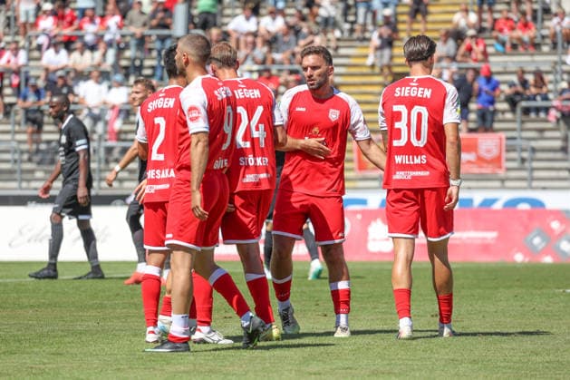 Torjubel um Michel Stoecker (Stöcker) (SI) nach seinem Tor zum 1:1 Fussball Regionalliga West, 2. Spieltag, Sportfreunde Siegen - VfB 03 Hilden, am 08.08.2026 in Siegen Deutschland. *** Celebrations for Michel Stoecker Stöcker SI after his goal to make it 1–1 in the Regionalliga West soccer match, Matchday 2, Sportfreunde Siegen vs. VfB 03 Hilden, on August 8, 2026, in Siegen, Germany