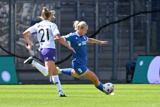 Fußball I Frauen I Saison 2026-2027 I Bundesliga I 2. Spieltag I FC Carl Zeiss Jena - SGS Essen I 08.08.2026 Lia Henkelmann (21, SGS Essen) (l.), Anna Olmala (9, FC Carl Zeiss Jena) spielt den Ball Freisteller, Nahaufnahme, Porträt, Portrait, Einzelfoto, Einzelbild, Körper Jena Ernst-Abbe-Sportfeld, ad hoc Arena Thüringen Deutschland *** Soccer I Women s I 2026–2027 Season I Bundesliga I Matchday 2 I FC Carl Zeiss Jena vs. SGS Essen I August 8, 2026 Lia Henkelmann 21, SGS Essen l , Anna Olmala 9, FC Carl Zeiss Jena plays the ball; cutout, close-up, portrait, individual photo, single image, body; Jena Ernst Abbe Sportfeld, ad hoc Arena; Thuringia, Germany Copyright: xLobeca InesxHähnelx