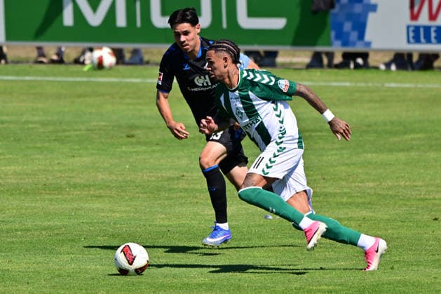 08.08.2026, GER, Freundschaftsspiel SV Werder Bremen vs Paderborn Fussball, Saison 2026 2027), 1.FBL Justin Njinmah (SV Werder Bremen 11); Raphael Obermair (SC Paderborn 07 23) Oythe Stadion am Oyther Berg Niedersachsen Deutschland *** August 8, 2026, GER, Friendly Match: SV Werder Bremen vs. Paderborn Soccer, 2026–2027 Season, 1. Bundesliga: Justin Njinmah (SV Werder Bremen) 11, Raphael Obermair (SC Paderborn 07) 23, Oythe Stadium on Oyther Berg, Lower Saxony, Germany Copyright: xnordphotoxGmbHx xKFOTOx