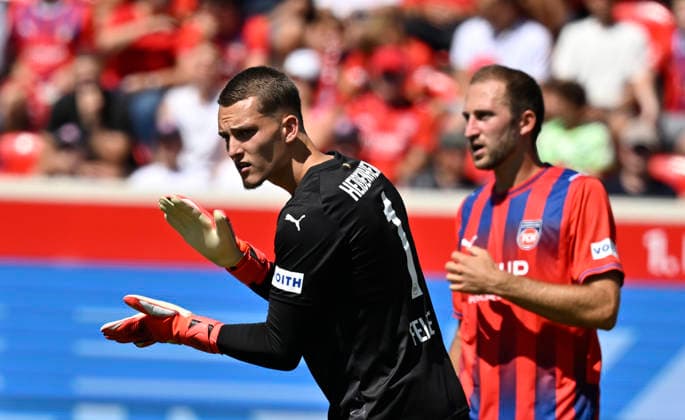 Torwart Frank Feller 1. FC Heidenheim 1846 FCH (01) klatscht aufmunternd in die Haende, Beifall Jonas Foehrenbach 1. FC Heidenheim 1846 FCH (19) 1. FC Heidenheim 1846 FCH vs VfL Osnabrueck 08.08.2026 DFL REGULATIONS PROHIBIT ANY USE OF PHOTOGRAPHS AS IMAGE SEQUENCES AND OR QUASI-VIDEO 1. FC Heidenheim 1846 FCH vs VfL Osnabrueck *** Goalkeeper Frank Feller of 1 FC Heidenheim 1846 FCH 01 claps his hands encouragingly, Applause from Jonas Foehrenbach, 1 FC Heidenheim 1846 FCH 19, 1 FC Heidenheim 1846 FCH vs. VfL Osnabrück, August 8, 2026. DFL regulations prohibit any use of photographs as IIMAGE SEQUENCES AND OR QUASI-VIDEO 1 FC Heidenheim 1846 FCH vs. VfL Osnabrück