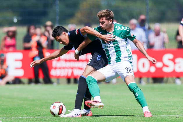 Santiago Castaneda (SC Paderborn 07) und Ivan San Jose Cantalejo Chuki (Werder Bremen) kaempfen um den Ball waehrend des Freundschaftsspiels zwischen Werder Bremen und dem SC Paderborn 07, Stadion am Oyther Berg am 08. August 2026 in Vechta, Deutschland. (Foto von Marco Steinbrenner DeFodi Images) +++ Santiago Castaneda (SC Paderborn 07) und Ivan San Jose Cantalejo Chuki (Werder Bremen) battle for the ball during the Friendly match between Werder Bremen and SC Paderborn 07 at Stadion am Oyther Berg on August 8, 2026 in Vechta, Germany. (Photo by Marco Steinbrenner DeFodi Images) (Photo by Marco Steinbrenner DeFodi Images) - *** Santiago Castaneda of SC Paderborn 07 and Ivan San Jose Cantalejo Chuki of Werder Bremen battle for the ball during the friendly match between Werder Bremen and SC Paderborn 07 at Stadion am Oyther Berg on August 8, 2026, in Vechta, Germany Photo by Marco Steinbrenner, DeFodi Images Santiago Castaneda of SC Paderborn 07 and Ivan San Jose Cantalejo Chuki of Werder Bremen battle for the ball during the friendly match between Werder Bremen and SC Paderborn 07 at Stadion am Oyther Berg on August 8, 2026 in Vechta, Germany Photo by Marco Steinbrenner DeFodi Images Photo by Marco Steinbrenner DeFodi Images