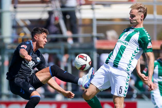 Stefano Marino (SC Paderborn 07) und Amos Pieper (Werder Bremen) kaempfen um den Ball waehrend des Freundschaftsspiels zwischen Werder Bremen und dem SC Paderborn 07, Stadion am Oyther Berg am 08. August 2026 in Vechta, Deutschland. (Foto von Marco Steinbrenner DeFodi Images) +++ Stefano Marino (SC Paderborn 07) und Amos Pieper (Werder Bremen) battle for the ball during the Friendly match between Werder Bremen and SC Paderborn 07 at Stadion am Oyther Berg on August 8, 2026 in Vechta, Germany. (Photo by Marco Steinbrenner DeFodi Images) (Photo by Marco Steinbrenner DeFodi Images) - *** Stefano Marino of SC Paderborn 07 and Amos Pieper of Werder Bremen battle for the ball during the friendly match between Werder Bremen and SC Paderborn 07 at Stadion am Oyther Berg on August 8, 2026, in Vechta, Germany Photo by Marco Steinbrenner DeFodi Images Stefano Marino of SC Paderborn 07 and Amos Pieper of Werder Bremen battle for the ball during the friendly match between Werder Bremen and SC Paderborn 07 at Stadion am Oyther Berg on August 8, 2026 in Vechta, Germany. Photo by Marco Steinbrenner, DeFodi Images. Photo by Marco Steinbrenner, DeFodi Images.