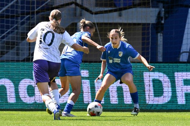 Fußball I Frauen I Saison 2026-2027 I Bundesliga I 2. Spieltag I FC Carl Zeiss Jena - SGS Essen I 08.08.2026 Laura Bröning (10, SGS Essen), Emily Reske (10, FC Carl Zeiss Jena), Napsugar Sinka (6, FC Carl Zeiss Jena) Jena Ernst-Abbe-Sportfeld, ad hoc Arena Thüringen Deutschland *** Soccer I Women s I 2026–2027 Season I Bundesliga I Matchday 2 I FC Carl Zeiss Jena vs. SGS Essen I August 8, 2026 Laura Bröning 10, SGS Essen, Emily Reske 10, FC Carl Zeiss Jena, Napsugar Sinka 6, FC Carl Zeiss Jena, Ernst Abbe Sportfeld, ad hoc Arena, Thuringia, Germany Copyright: xLobeca InesxHähnelx