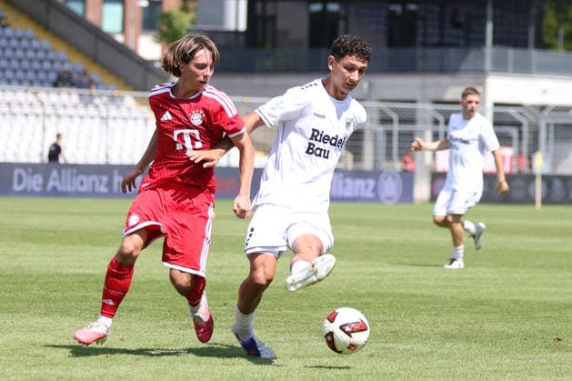 08.08.2026, Herren, Fussball, Saison 2026 2027, Regionalliga Bayern, 3. Spieltag: FC Bayern München II - FC Schweinfurt 05 Von links: Bohdan Olychenko (FC Bayern München II, 06) gegen Mustafa Alper Özden (FC Schweinfurt 05, 20) München Städtisches Stadion an der Grü Bayern Deutschland *** August 8, 2026, Men s Soccer, 2026–2027 Season, Bavarian Regional League, Matchday 3: FC Bayern Munich II vs. FC Schweinfurt 05. From left: Bohdan Olychenko (FC Bayern Munich II), 06, against Mustafa Alper Özden (FC Schweinfurt 05), 20. Munich, Municipal Stadium an der Grü, Bavaria, Germany