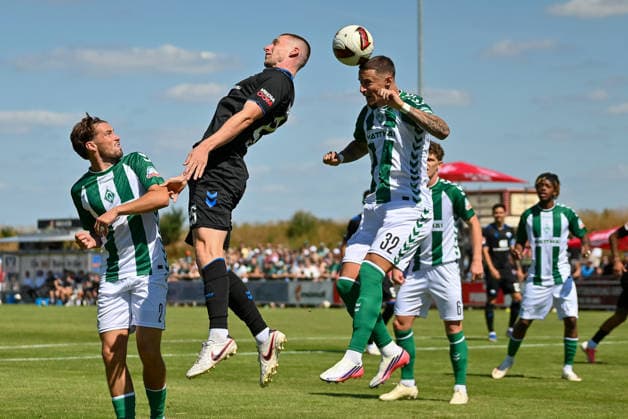 Marco Friedl (SV Werder Bremen, 32) im Kopfballduell mit Tjark Scheller (SC Paderborn, 25) und Olivier Deman (SV Werder BRemen, 02) SV Werder Bremen vs. SC Paderborn, Fussball, Testspiel, Saison 2026 2027, 08.08.2026, SV Werder Bremen vs. SC Paderborn, Fussball, Testspiel, Saison 2026 2027, 08.08.2026 Vechta *** Marco Friedl (SV Werder Bremen), 32, in a header duel with Tjark Scheller (SC Paderborn), 25, and Olivier Deman (SV Werder Bremen), 02; SV Werder Bremen vs. SC Paderborn, soccer, friendly match, 2026–2027 season, August 8, 2026, SV Werder Bremen vs. SC Paderborn, soccer, friendly match, 2026–2027 season, August 8, 2026, Vechta Copyright: xEibner-Pressefoto RobertxGertzenx EP_RGN