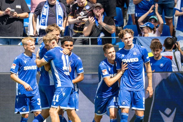 08.08.2026, xdaymx, Fussball 2.Bundesliga, Karlsruher SC - Arminia Bielefeld. Torschütze Broschinski, Moritz (Karlsruhe) zum zwischenzeitlichen 2:0 wird von Wanitzek, Marvin vor die Heimfans geschickt zum feiern (DFL DFB REGULATIONS PROHIBIT ANY USE OF PHOTOGRAPHS as IMAGE SEQUENCES and or QUASI-VIDEO) Karlsruhe *** August 8, 2026, xdaymx, Soccer 2. Bundesliga, Karlsruher SC vs. Arminia Bielefeld; Goal scorer: Broschinski, Moritz of Karlsruhe scores the temporary 2–0 goal, sent by Wanitzek, Marvin to celebrate in front of the home fans. DFL and DFB regulations prohibit any use of photographs as image sequences and or quasi-video. Karlsruhe