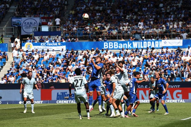 Kopfball, Kopfballduell Paul Scholl (SC Karlsruhe , 15) GER, SC Karlsruhe - DSC Arminia Bielefeld Fussball 1.Spieltag Spielzeit 2026 2027 2.Bundesliga 08.08.2026 (DFL DFB REGULATIONS PROHIBIT ANY USE OF PHOTOGRAPHS as IMAGE SEQUENCES and or QUASI-VIDEO). GER SC Karlsruhe - DSC Arminia Bielefeld Fussball 1.Spieltag Spielzeit 2026 2027 08.08.2026 *** Header, header duel: Paul Scholl, SC Karlsruhe, 15 GER, SC Karlsruhe vs. DSC Arminia Bielefeld, Soccer, Matchday 1, 2026–2027 Season, 2. Bundesliga, August 8, 2026. DFL and DFB regulations prohibit any use of photographs as image sequences and or quasi-VVIDEO GER SC Karlsruhe vs. DSC Arminia Bielefeld Soccer Matchday 1, 2026–2027 Season, August 8, 2026 Copyright: xEibner-Pressefoto JoergxHirschx EP_JHH