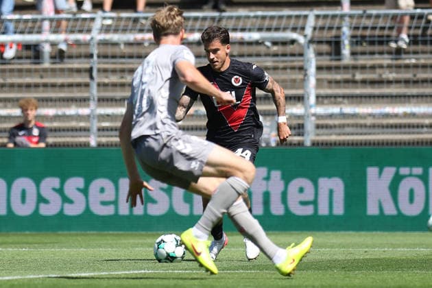 08.08.2026, xsefx, Fußball, FC Viktoria Köln SSV Jahn Regensburg, 3.Liga, Sportpark Höhenberg, 1. Spieltag, Saison 2026 2027: Niklas Castelle (FC Viktoria Köln 44) im Zweikampf gegen Leopold Wurm (Jahn Regensburg 37) DFB regulations prohibit any use of photographs as image sequences and or quasi-video. Nordrhein-Westfalen Deutschland *** August 8, 2026, xsefx, Soccer, FC Viktoria Köln vs. SSV Jahn Regensburg, 3. Liga, Sportpark Höhenberg, Matchday 1, 2026–2027 Season: Niklas Castelle (FC Viktoria Köln, 44) in a tackle against Leopold Wurm (SSV Jahn Regensburg, 37). DFB regulations prohibit any use of photographs as image sequences and or quasi-video. North Rhine-Westphalia, Germany