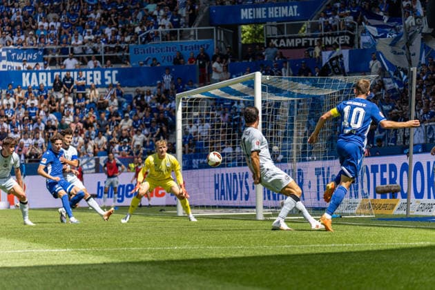 08.08.2026, xdaymx, Fussball 2.Bundesliga, Karlsruher SC - Arminia Bielefeld. Wanitzek, Marvin mit einer gefährlichen Flanke, diese wird jedoch von Kersken, Jonas im Vorfeld abgefangen. (DFL DFB REGULATIONS PROHIBIT ANY USE OF PHOTOGRAPHS as IMAGE SEQUENCES and or QUASI-VIDEO) Karlsruhe *** August 8, 2026, xdaymx, Soccer 2. Bundesliga, Karlsruher SC vs. Arminia Bielefeld, Wanitzek, Marvin sends in a dangerous cross, but it is intercepted by Jonas Kersken before it reaches the box. DFL DFB REGULATIONS PROHIBIT ANY USE OF PHOTOGRAPHS as IMAGE SEQUENCES and or QUASI-VIDEO. Karlsruhe