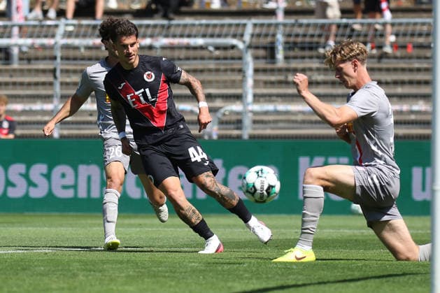 08.08.2026, xsefx, Fußball, FC Viktoria Köln SSV Jahn Regensburg, 3.Liga, Sportpark Höhenberg, 1. Spieltag, Saison 2026 2027: Niklas Castelle (FC Viktoria Köln 44) im Zweikampf gegen Leopold Wurm (Jahn Regensburg 37) DFB regulations prohibit any use of photographs as image sequences and or quasi-video. Nordrhein-Westfalen Deutschland *** August 8, 2026, xsefx, Soccer, FC Viktoria Köln vs. SSV Jahn Regensburg, 3. Liga, Sportpark Höhenberg, Matchday 1, 2026–2027 Season: Niklas Castelle (FC Viktoria Köln, No. 44) in a tackle against Leopold Wurm (SSV Jahn Regensburg, No. 37). DFB regulations prohibit any use of photographs as image sequences and or quasi-video. North Rhine-Westphalia, Germany