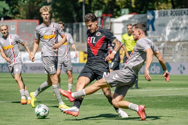 Zweikampf zwischen Niklas Castelle (Viktoria Koeln, 44) und Oscar Schoenfelder (SSV Jahn Regensburg, 07). FC Viktoria Koeln vs. SSV Jahn Regensburg, Fussball, 3. Liga, 01. Spieltag, Saison 2026 2027, 08.08.2026 DFL DFB Regulations prohibit any use of Photographs as image sequences and or Quasivideo FC Viktoria Koeln vs. SSV Jahn Regensburg, Fussball, 3. Liga, 01. Spieltag, Saison 2026 2027, 08.08.2026 Koeln *** Tackle between Niklas Castelle of Viktoria Cologne, 44, and Oscar Schoenfelder of SSV Jahn Regensburg, 07; FC Viktoria Cologne vs. SSV Jahn Regensburg, Soccer, 3rd Division, Matchday 01, 2026–2027 Season, August 8, 2026 DFL and DFB regulations prohibit any use of photographs as image sequences and or quasi-video FC Viktoria Cologne vs. SSV Jahn Regensburg, soccer, 3rd Division, Matchday 1, 2026–2027 season, August 8, 2026, Cologne Copyright: xEibner-Pressefoto ThomasxHaeslerx EP_THR