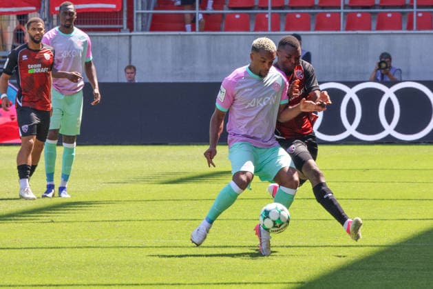 Zweikampf Obed Ugondu (FC Ingolstadt 04, Nr.17) gegen Nathan de Medina (Wuerzburger Kickers, Nr.4) beim Spiel FC Ingolstadt 04 gegen Wuerzburger Kickers am 08.08.2026, DFB regulations prohibit any use of photographs as image sequences and or quasi-video. GER, Fussball, 3. Liga, Spieltag 1, FC Ingolstadt 04 gegen Wuerzburger Kickers, 08.08.2026, Audi Sportpark Ingolstadt *** Tackle between Obed Ugondu of FC Ingolstadt 04 (No. 17) and Nathan de Medina of Würzburger Kickers (No. 4) during the match between FC Ingolstadt 04 and Würzburger Kickers on August 8, 2026, DFB regulations prohibit any use of photographs as image sequences and or quasi-video. GER, Soccer, 3. Liga, Matchday 1, FC Ingolstadt 04 vs. Würzburger Kickers, August 8, 2026, Audi Sportpark Ingolstadt Copyright: xEibner-Pressefoto OliverxSTRISCHx EP-OSH