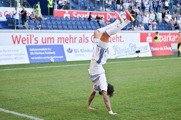 Saltojubel von Lex Tyger Lobinger (MSV Duisburg) 0:1 08.08.2026, Fussball, 3. Liga, Saison 2026 27, 1. Spieltag, MSV Duisburg - SV Meppen DFB regulations prohibit any use of photographs as image sequences and or quasi-video Duisburg Schauinsland Reisen Arena Nordrhein Westfalen Deutschland *** Lex Tyger Lobinger celebrates with a somersault, MSV Duisburg 0–1, August 8, 2026, Soccer, 3rd Division, 2026–27 Season, Matchday 1, MSV Duisburg vs. SV Meppen. DFB regulations prohibit any use of photographs as image sequences and or quasi-video. Duisburg, Schauinsland Reisen Arena, North Rhine-Westphalia, Germany Team2