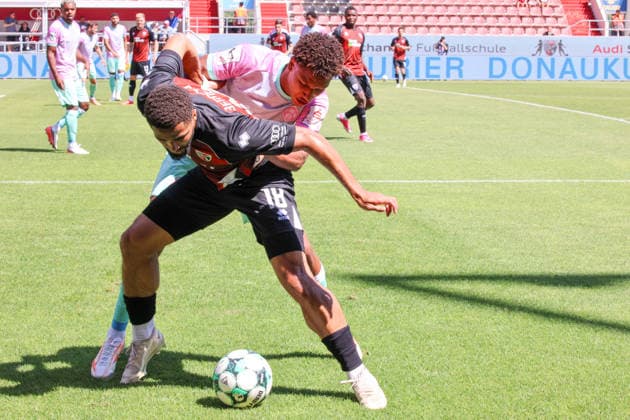 Zweikampf Keanan Bennetts (FC Ingolstadt 04, Nr.18) gegen Liam Omore (Wuerzburger Kickers, Nr.17) beim Spiel FC Ingolstadt 04 gegen Wuerzburger Kickers am 08.08.2026, DFB regulations prohibit any use of photographs as image sequences and or quasi-video. GER, Fussball, 3. Liga, Spieltag 1, FC Ingolstadt 04 gegen Wuerzburger Kickers, 08.08.2026, Audi Sportpark Ingolstadt *** A tackle between Keanan Bennett of FC Ingolstadt 04 (No. 18) and Liam Omore of Würzburger Kickers (No. 17) during the match between FC Ingolstadt 04 and Würzburger Kickers on August 8, 2026, DFB regulations prohibit any use of photographs as image sequences and or quasi-video. GER, Soccer, 3. Liga, Matchday 1, FC Ingolstadt 04 vs. Wuerzburger Kickers, August 8, 2026, Audi Sportpark Ingolstadt Copyright: xEibner-Pressefoto OliverxSTRISCHx EP-OSH